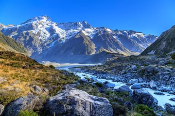 Crédence de cuisine en verre imprimé Aoraki/Mount Cook Aoraki/Mount Cook, piste de Hooker Valley avec la montagne enneigée du mont Sefton, le lac et la rivière Mueller contre le ciel bleu, une destination incontournable des sentiers de randonnée à Queenstown, Nouvelle-Zélande