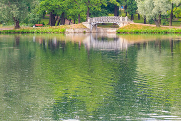 Obraz premium Lake with old bridge in a park in Gatchina, Russia