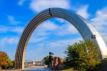Fotobehang Peoples' Friendship Arch in Kiev, Ukraine © olyasolodenko