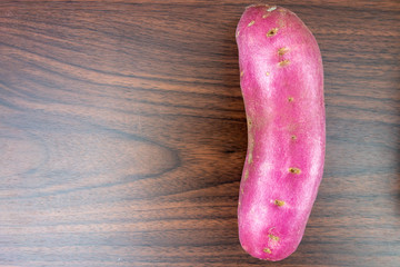 テーブルの上の日本のさつまいも