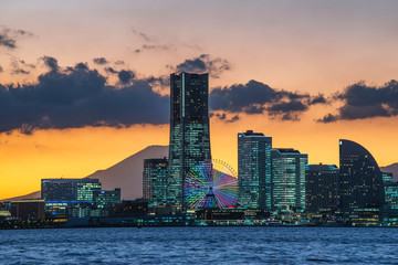 Naklejka premium Fuji Mountain and Yokohama Landmark Tower at Sunset, Yokohama, Kanagawa, Japan