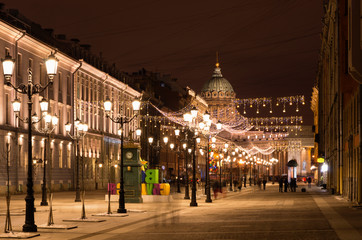 Obraz premium Beautiful night Christmas landscape with a view of Kazan Cathedral and blurred movement of people on a long exposition (St. Petersburg, Russia)