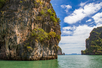 Obraz premium Thailand. Andaman Sea. Landscapes of the islands of Thailand. Cliffs in the Andaman Sea. Nature of Thailand. Travels from Phuket. Rocky coast. Indian Ocean Cruise. Landscapes of Southeast Asia.