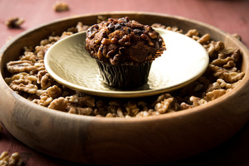 Walnuss Muffin in gold Messing Metall und Holz Schale mit Nüsse auf Holz Tisch Hintergrund