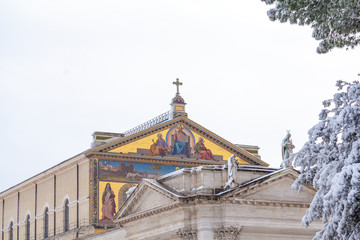Obraz premium Saint Paul Cathedral facade detail after snowfall in winter.