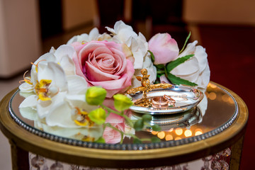 wedding decorations and decorations, the bride's bouquet, lies and waits until the bride wears her wedding dress
