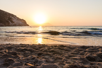 Obraz premium atardecer en la playa en grecia