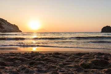 Obraz premium atardecer en la playa en grecia