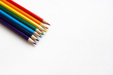 Naklejka premium Colored pencils in order colors of the rainbow