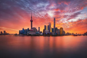 Zelfklevend Fotobehang Shanghai zonsopgang boven de skyline van Lujiazui en de Huangpu-rivier, Shanghai, China
