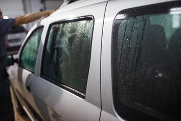 The car is hand-washed. The washer washes the car from the high-pressure apparatus and wipes the glass.