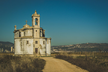 Edificios em ru&iacute;nas esquecidos no tempo