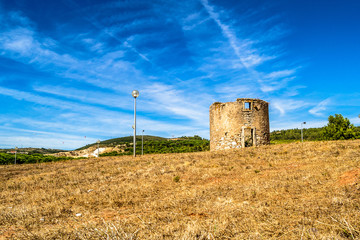 Edificios em ru&iacute;nas esquecidos no tempo