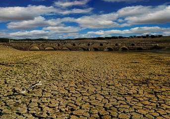 Edificios em ru&iacute;nas esquecidos no tempo