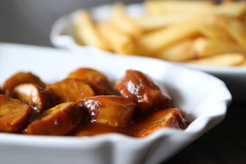 Currywurst Pommes in Keramikschale