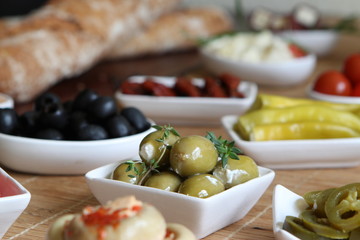 Antipasti Schälchen mit Oliven und Brot