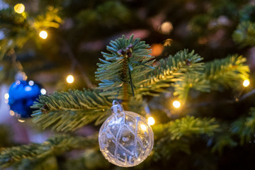 Christbaumschmuck an einem Weihnachtsbaum in Berlin. / Christmas tree decorations on a Christmas tree in Berlin.