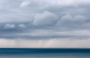 Fototapeta premium Nubes de tormenta en el horizonte