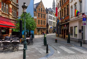 Foto op Plexiglas Oude straat met tafels van café in het centrum van Brussel, België. Gezellig stadsbeeld van Brussel (Brussel). Architectuur en bezienswaardigheden van Brussel. © Ekaterina Belova