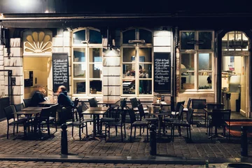 Türaufkleber Alte Straße mit Cafétischen im Zentrum von Brüssel, Belgien. Nachtstadtbild von Brüssel (Bruxelles). Architektur und Wahrzeichen von Brüssel. © Ekaterina Belova