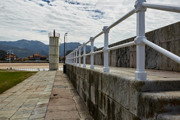 Obraz premium walking towards a lighthouse in Asturias