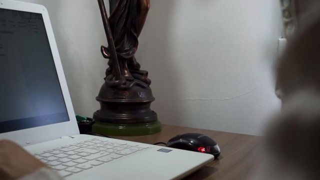 Uma mulher em um escrit&oacute;rio bebendo &aacute;gua