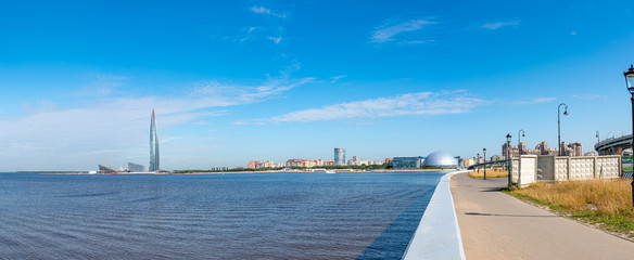 Russland ,  Blick auf die Ostsee mit dem Wahrzeichen von St. Petersburg