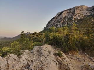 Balade au coucher du soleil au pied du pic st loup, hérault