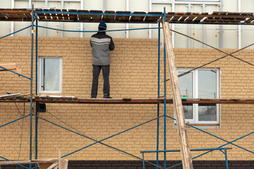 Installation of siding on the walls of the house