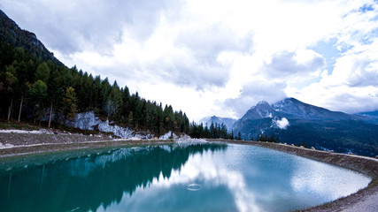 türkisblauer Stausee am Berg