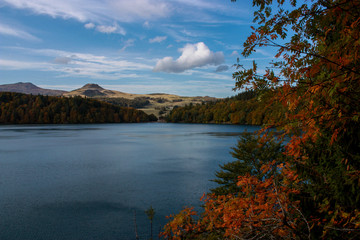 Fototapeta na wymiar Le lac Pavin en automne, Auvergne, France