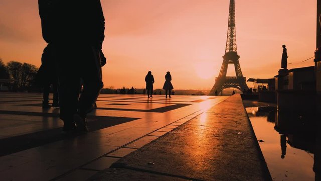 Sagoma della torre Eiffel a Parigi all'alba