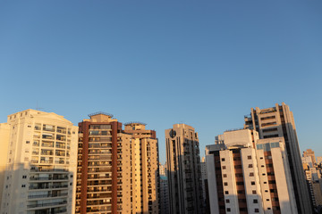 Fototapeta na wymiar céu azul e prédios