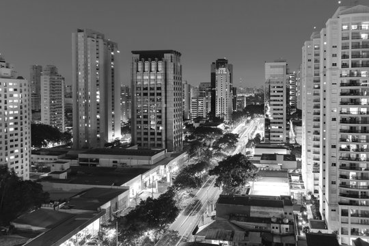 Fototapeta rua a noite em preto e branco