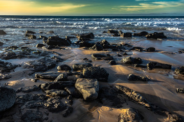 playa piedras mar océano arena atardedecer 