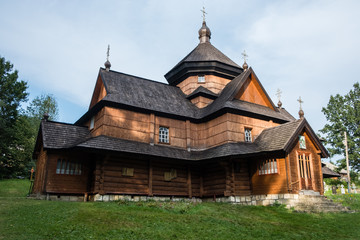 Fototapeta na wymiar Old wooden Orthodox church in mountain village Kryvorivnia, Ukraine