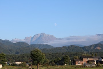 Fototapeta na wymiar 剱岳と昇る月