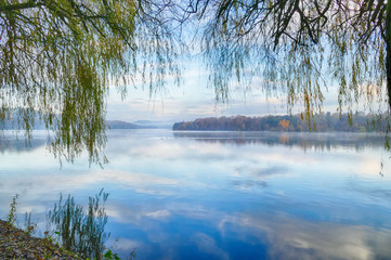 Blick auf den Baldeneysee bei Essen im Herbst