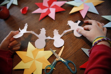 Kinder basteln, falten, schneiden in der Weihnachtszeit Weihnachstern, Origami Stern und Schneemann...