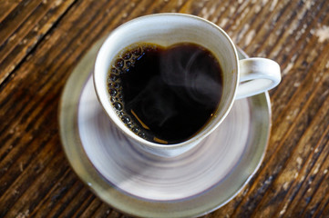 注ぐと飲み物がハート型になるコーヒーカップで珈琲を頂く
