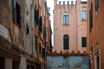 Fototapeta na wymiar VENICE, ITALY - December 21, 2017 : old buildings in Venice, ITALY