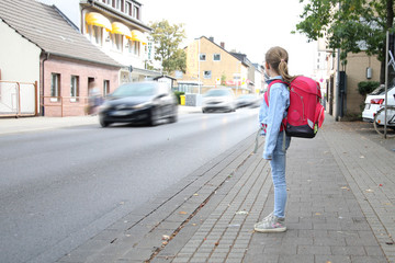 Schulkind möchte eine belebte Strasse überqueren