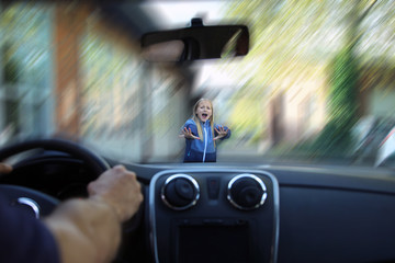 Kleines Mädchen wird von einem Auto angefahren