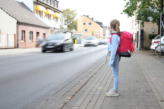 Schulkind m&ouml;chte eine belebte Strasse &uuml;berqueren