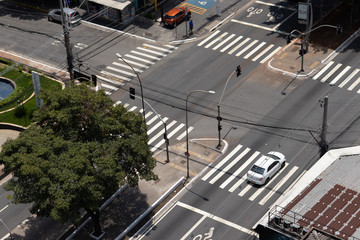 rua com cruzamento