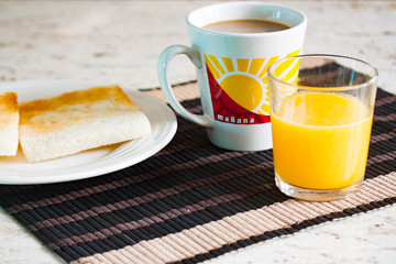 Desayuno, café, zumo de naranja y tostada