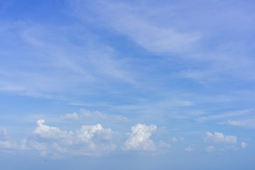 The whole white clouds, clustered in clusters of blue skies on a bright day, provide refreshment for the holidays.