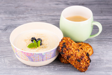 Rice porridge with berries and mint, served with bread