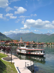 Fototapeta na wymiar an der Seepromenade im Urlaubsort Baveno am Lago Maggiore,Piemont,Italien
