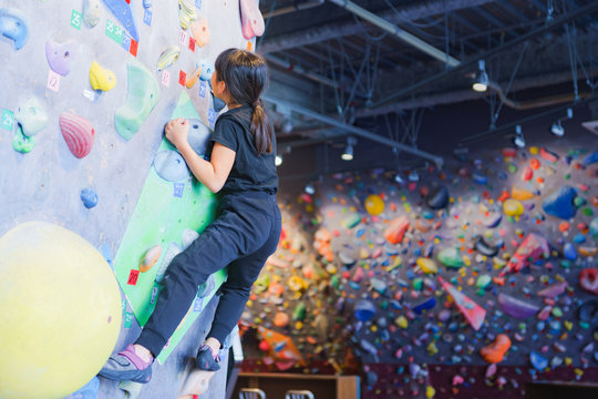 ボルダリング　クライミング　人物　女性　小学生　スポーツ　ジム　習い事　運動　オリンピック競技　人気